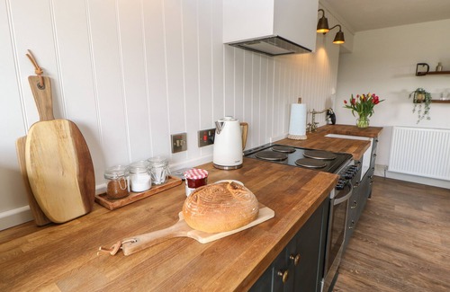 Barnard Castle Cottage | HUDEWAY VIEW, pet friendly, with open fire in Middleton-In-Teesdale