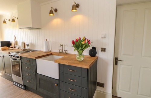 Barnard Castle Cottage | HUDEWAY VIEW, pet friendly, with open fire in Middleton-In-Teesdale