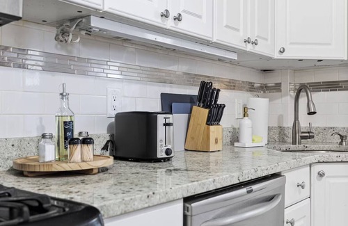 East Somerville Apartment | HUGE 3-bedroom apartment with parking in cool Somerville