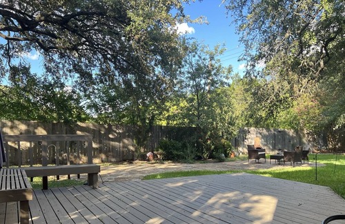 West Oak Hill House | Huge 4 Bedroom House with Pool Table!