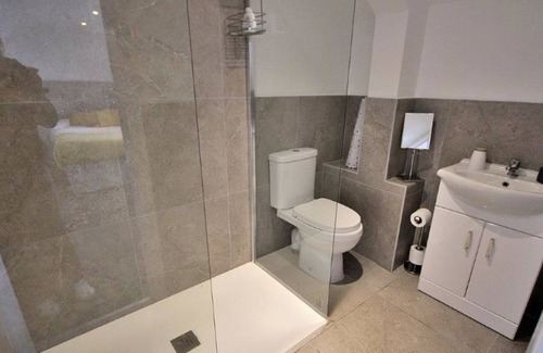 Liverpool Boat Rental | Huge 5* Luxury Waterfront Duplex Houseboat w/cinema room