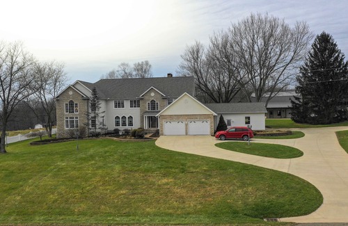 Fredericksburg House | Huge 7000 sq ft villa in the heart of Ohio`s amish country