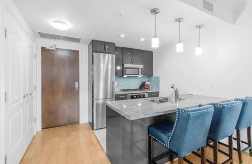 Lower Lonsdale Apartment | HUGE BALCONY W/WATERFRONT - 90 days minimum