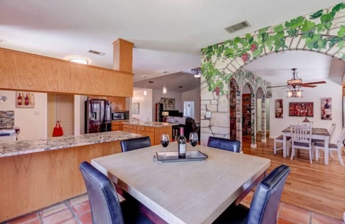 Leander House | Huge Covered Patio | Spa | 4 mins to Lake | Views!