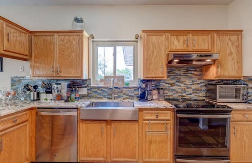 Leander House | Huge Covered Patio | Spa | 4 mins to Lake | Views!