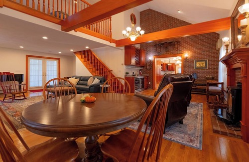 York Harbor House | HUGE family Home! Sleeps 27 comfortably. 3/10 mile from the Beach!