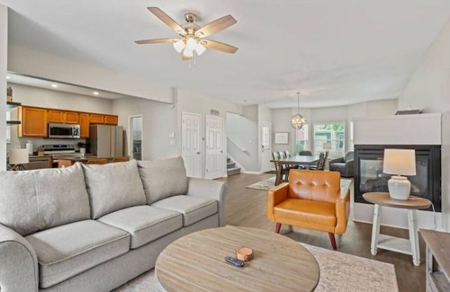 Kennedy King House | HUGE Game Room~DT Indy~Spacious Family Retreat