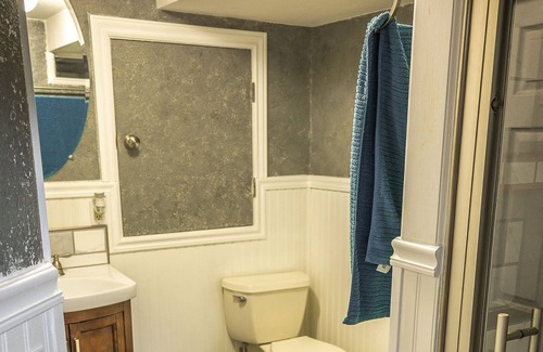 Stetson Hills Apartment | Huge king size suite w/private entrance shower, wifi, kitchen, Long Term avail