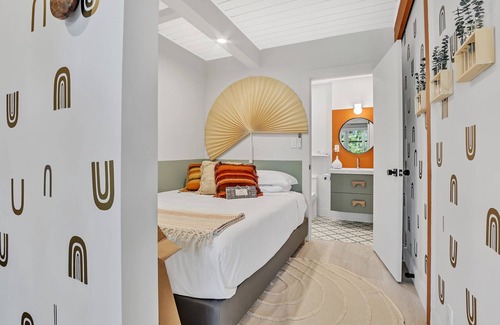 Wilton Manors Villa | Huge Lake Compound | 7BR Private Suites|Frireplace and Entertainment!