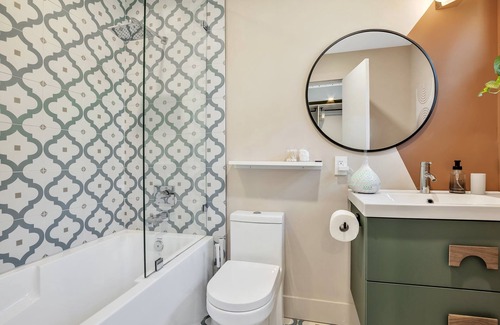 Wilton Manors Villa | Huge Lake Compound | 7BR Private Suites|Frireplace and Entertainment!