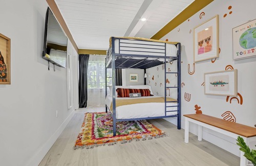 Wilton Manors Villa | Huge Lake Compound | 7BR Private Suites|Frireplace and Entertainment!