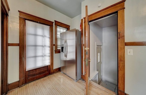 Near South House | 🍸🫒HUGE Luxurious 6BR+ Historic Gem by UNL Huskers: VRBO Lincoln NE - Pets OK