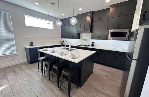 Central Oklahoma City House | HUGE Modern House Near Bricktown