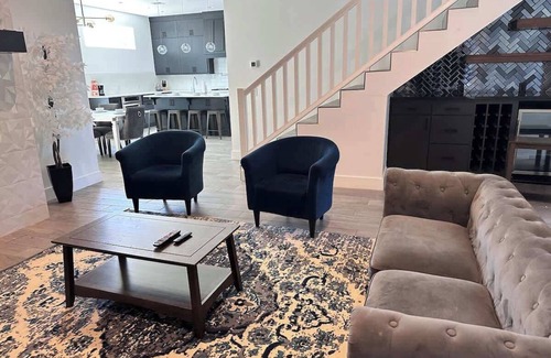 Central Oklahoma City House | HUGE Modern House Near Bricktown