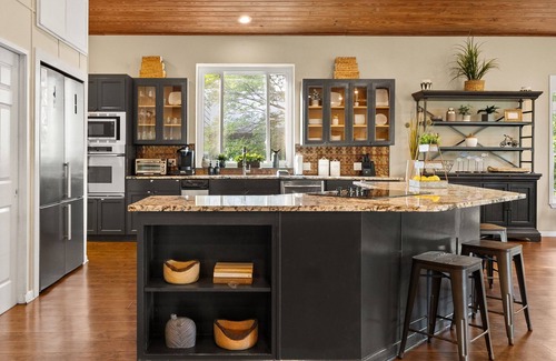 McQueeney House | Huge Waterfront Lodge: Sleeps 30, Perfect for Reunions & Retreats!