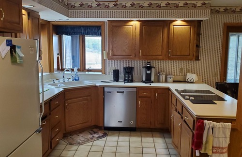 Mount Horeb House | HugeHome.Hottub 2 Stocked Ponds acres of yard. Riverview trails, 14mi to Madison