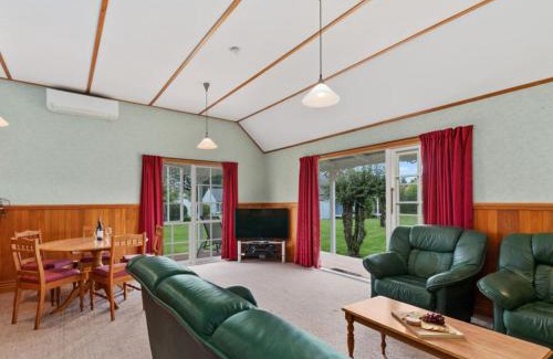 Rangatira Park House | Huka Falls Cottage - Lake Taupo Holiday Home