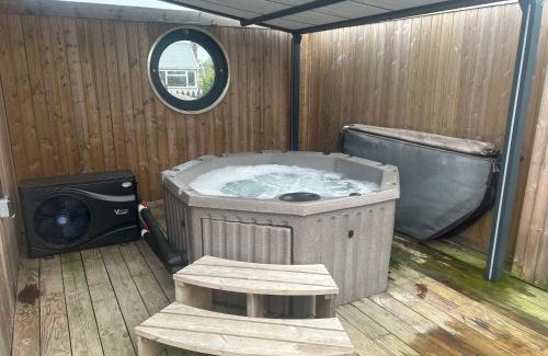 Grimsby Ski Chalet | Humberston Boathouse Lodge & Hot Tub - Cleethorpes Beach Cabin Chalet