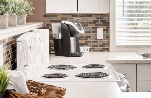 McKenzie Towne House | "Hummingbird" 2 Bed Carriage House with 3 beds!