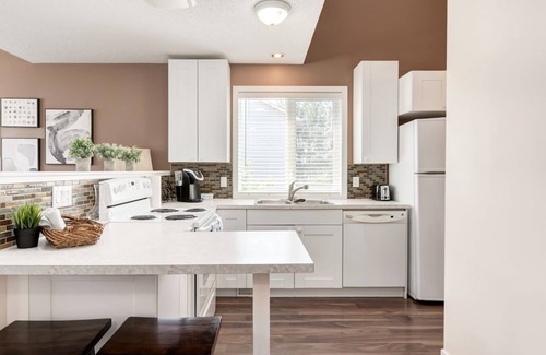 McKenzie Towne House | "Hummingbird" 2 Bed Carriage House with 3 beds!