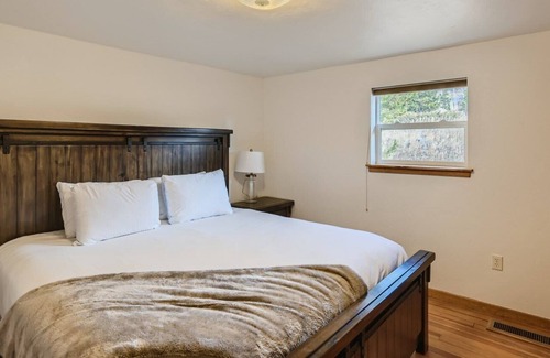 Silverthorne Cabin | Hummingbird Haus | Rustic Retreat