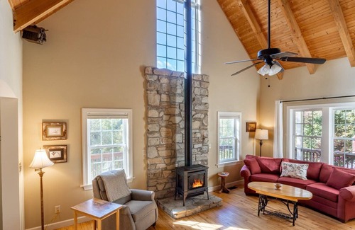 Leicester House | Hummingbird Hill Cottage: Peaceful mountain getaway, with mountain and creek views!
