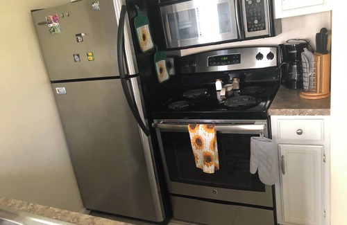 Surfside Beach Condo | Hummingbird's Comfortable Ground Floor Condo w/State Park Pass - Bring the Pup!n