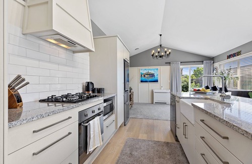 Papamoa Beach House | Hunter Lodge - Papamoa Beach Holiday Home