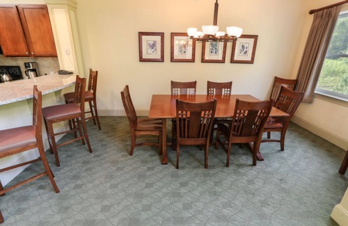 Hunter Condo | Hunter Mountain 2BR Penthouse | Vaulted Ceilings
