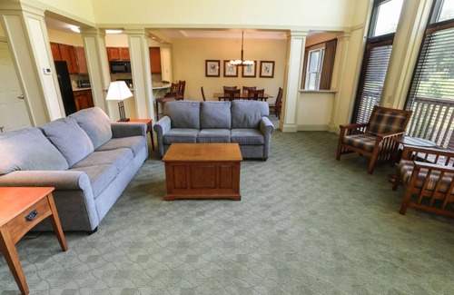 Hunter Condo | Hunter Mountain 2BR Penthouse | Vaulted Ceilings