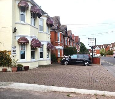 Southampton House | Hunters Lodge Guest House