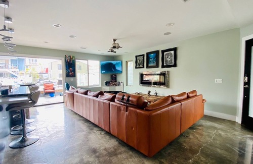 Sunset Beach House | Huntington Beach Waterfront home WITH DUFFY BOAT 1MIN FROM BEACH