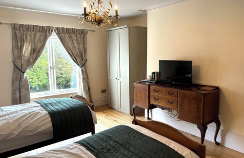 Crawley Down Bed & Breakfast | Huntsland House