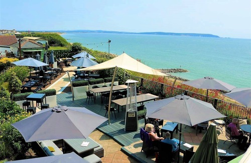 Barton-on-Sea House | Hurst - Cosy King Room - Ensuite with Bath