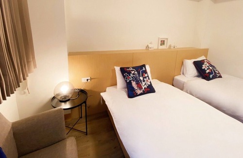 Central District Hotel | Huru House