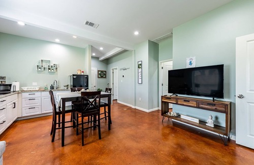 Hutto House | Hutto Casita 5 min from Kalahari Resorts & Dell Diamond!
