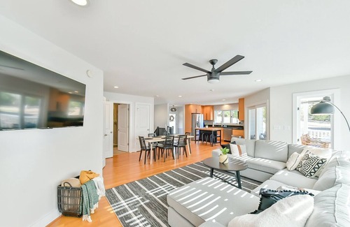 Semora House | Hyco Lake’s Crystal Haven - Hot-tub, Large Dock