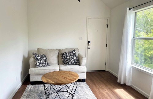North Loop Apartment | Hyde Park Charming Retreat