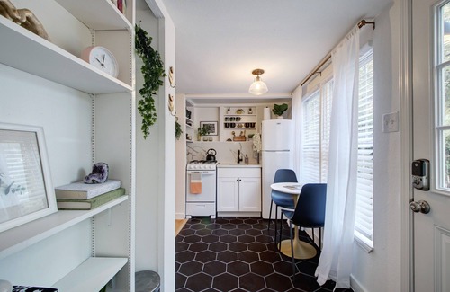 Hyde Park House | Hyde Park Guesthouse w/Parking & Private Entry