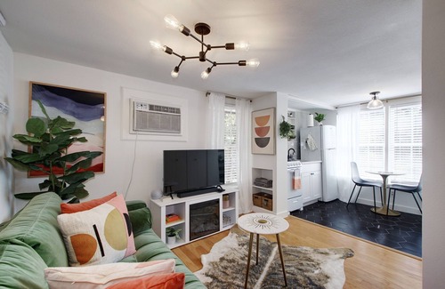 Hyde Park House | Hyde Park Guesthouse w/Parking & Private Entry