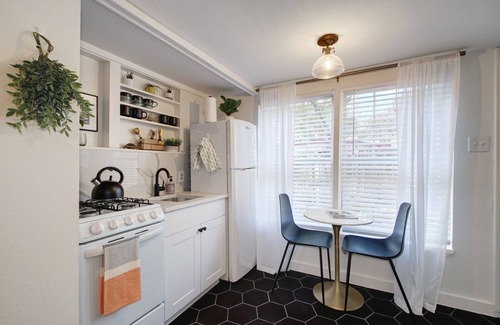 Hyde Park House | Hyde Park Guesthouse w/Parking & Private Entry