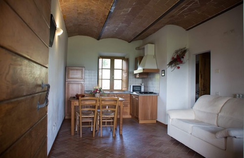 Pomarance Villa | I Reucci - house 22/28 people with heated pool, garden, wi-fi, games
