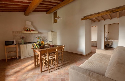 Pomarance Villa | I Reucci - house 22/28 people with heated pool, garden, wi-fi, games