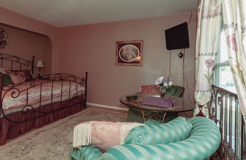 Yelm Bed & Breakfast | Icart Room at BNB Hostel