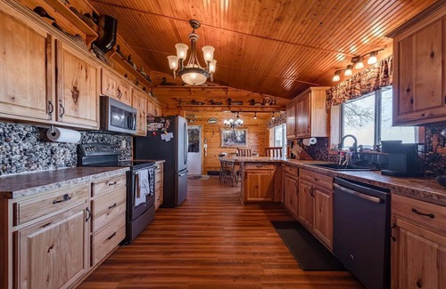 Osakis House | Ice fisherman. Snowmobilers Vehicle access to the lake from the property