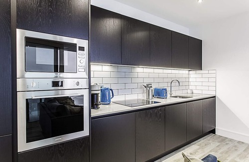 East Acton Apartment | Icon Tower Flat VII