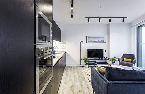 East Acton Apartment | Icon Tower Flat VII
