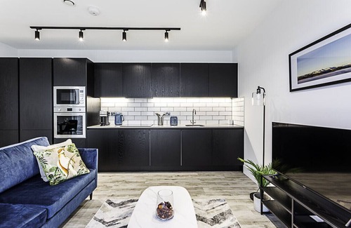 East Acton Apartment | Icon Tower Flat VII