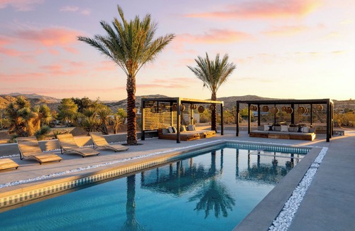Joshua Tree House | Iconic 6BR Desert Retreat w/Pool, Pickleball & Fire Pit | Joshua Tree Mansion