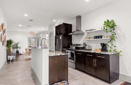 San Antonio House | Iconic Blue Bungalow at The Pearl, River Walk & Downtown. Family & Pet Friendly!